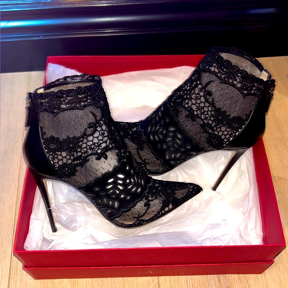 ♥️VALENTINO♥️SHOWSTOPPERS! Must-own Lace Booties🙌🏼